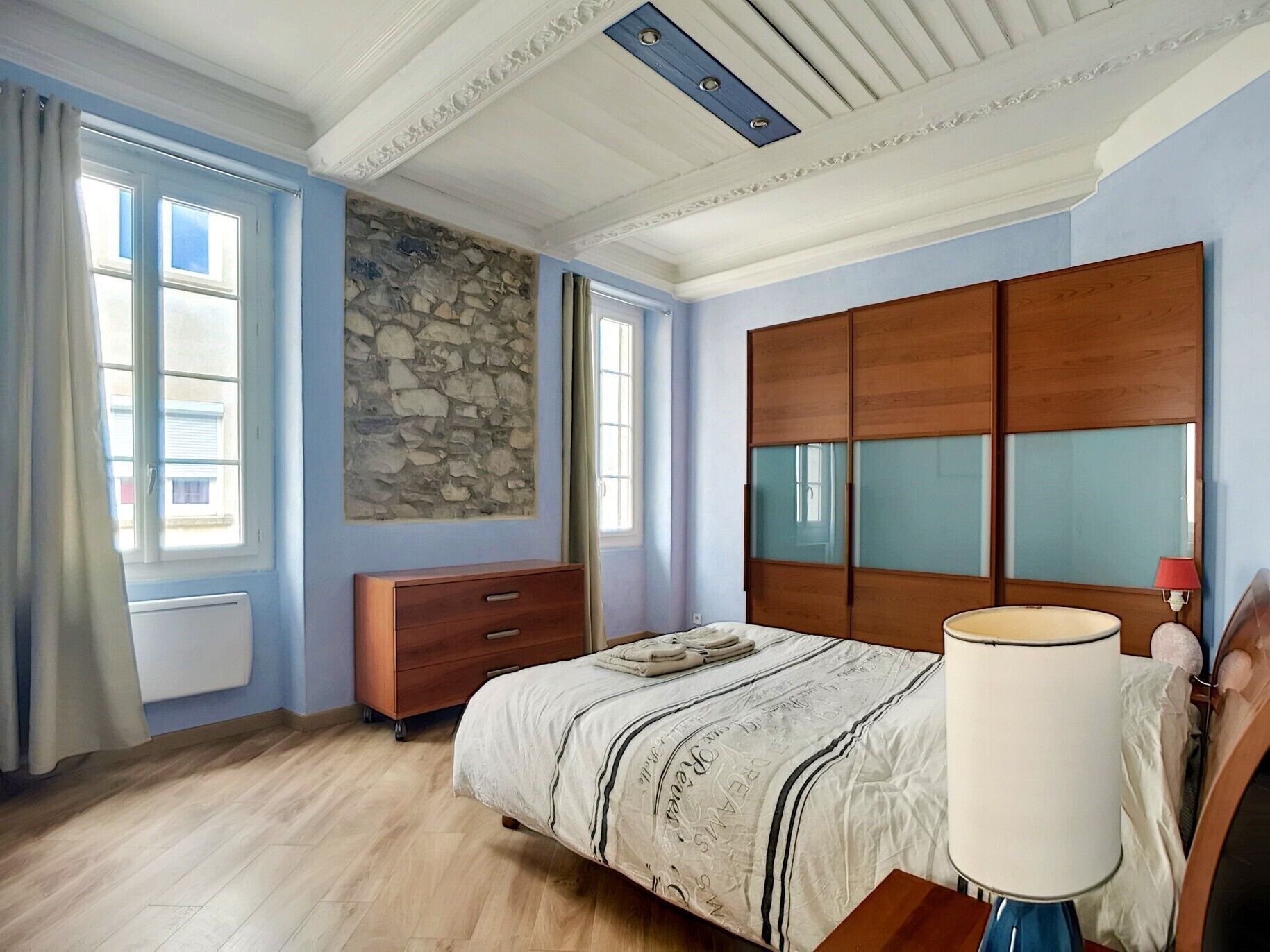 Wifi gratis y ropa de cama