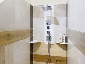 아파트, 정원 전망 | 욕실 | 샤워 시설, 레인폴 샤워기, 헤어드라이어, 타월