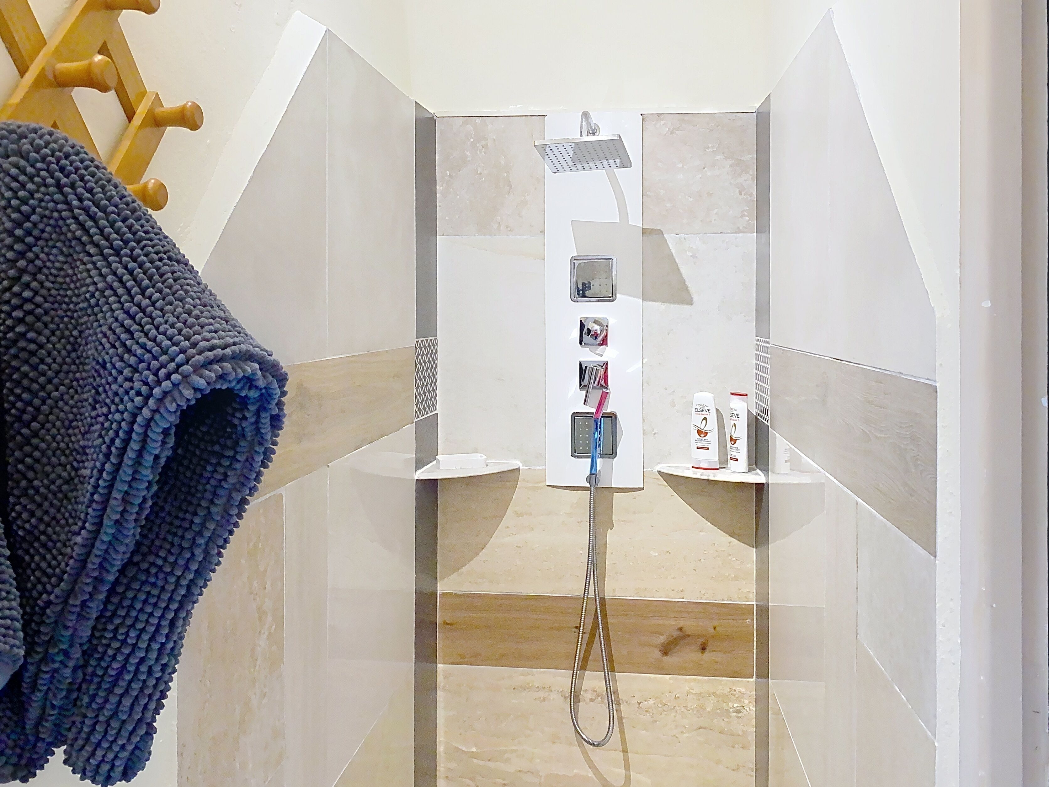 Apartment, Garden View | Bathroom | Shower, rainfall showerhead, hair dryer, towels