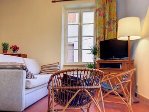 アパートメント | リビング エリア | 薄型テレビ、DVD プレーヤー