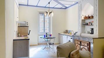 Appartement, vue jardin | Coin séjour | Télévision à écran plat, lecteur de DVD