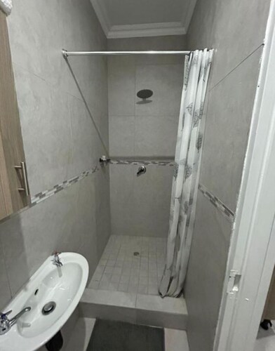 Modern, quiet property, wi-fi, no sharing bath  safe parking near, entertainment