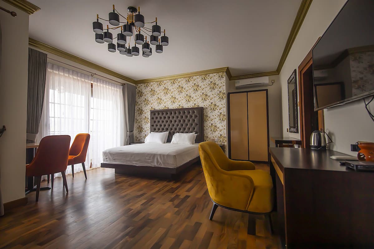 1 habitación, muebles diferentes y escritorio