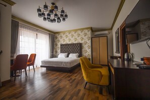 Suite familiar | Mobiliari individual, escriptori i planxa i posts de planxar 