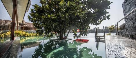 Una piscina al aire libre