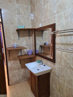 Combined shower/tub, deep soaking tub, rainfall showerhead