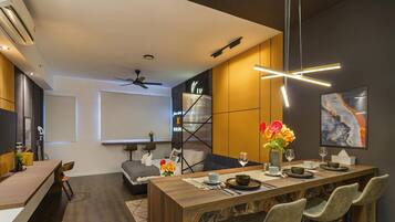 Un comedor moderno con una mesa de madera larga, asientos cómodos y decoración contemporánea.