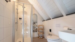 Superior Apartment, Kitchen, City View | Bathroom | Shower, hair dryer, towels, soap - Altstadt Apartments  (Woerth am Main)