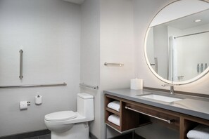 Une salle de bain moderne avec des toilettes, un lavabo et un miroir.