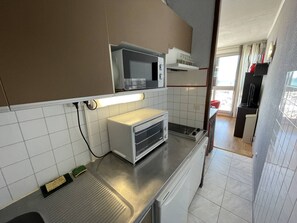 Kjøleskap, mikrobølgeovn, kokeplater og oppvaskmaskin