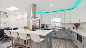 Réfrigérateur, micro-ondes, plaque de cuisson, lave-vaisselle