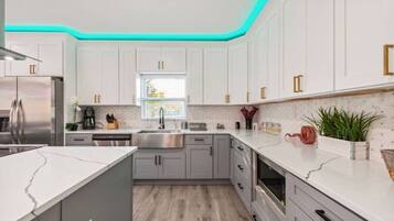 Een koelkast, een magnetron, een kookplaat, een vaatwasser