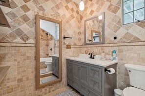 Hair dryer, towels, soap, toilet paper - Luxury, Resort-style 4bedrooms/2.5bathrooms House! with a Large Pool. (Tampa)