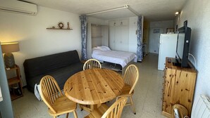 Interior - Charming air-conditioned studio with wifi and parking 100m from the beach (Saint-Cyprien)