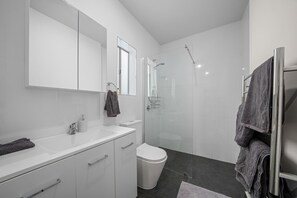 Een douche, een haardroger, handdoeken, zeep
