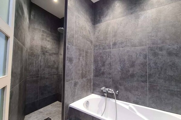 Tina, secadora de cabello, bidet, toallas