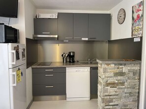 Mikrowelle, Herdplatte, Geschirrspüler