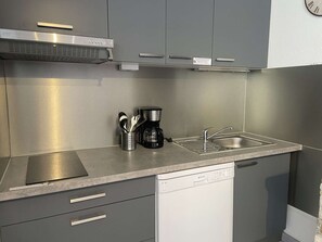 Four Ă micro-ondes, surface de cuisson, lave-vaisselle