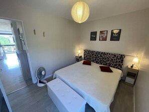 1 bedroom - Renovated 2-Room Apartment with Balcony, 4 Sleeps, Near Beach & Port, Secure Parking (Saint-Cyprien)