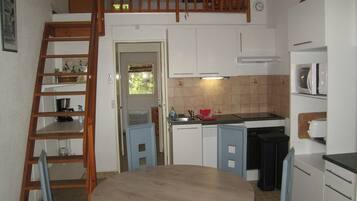 Réfrigérateur, micro-ondes, four, plaque de cuisson