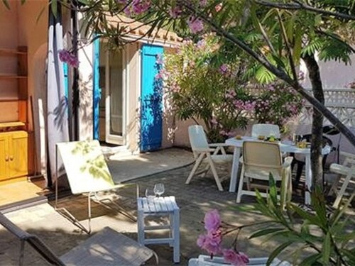 Klimatisierte Villa mit 3 Zimmern & Mezzanine, Terrasse, Parkplatz, 900m vom Strand, Haustiere erlaubt