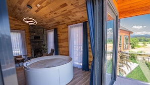 Deluxe Room | Minibar, in-room safe, WiFi (free), bed sheets