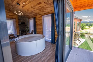 华丽客房 | 迷你吧、客房内保险箱、免费 WiFi、床单