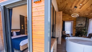 Deluxe Room | Minibar, in-room safe, WiFi (free), bed sheets