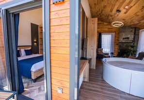 华丽客房 | 迷你吧、客房内保险箱、免费 WiFi、床单