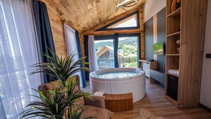 Deluxe Room | Minibar, in-room safe, WiFi (free), bed sheets
