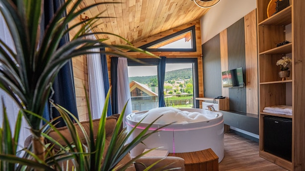 Deluxe Room | Minibar, in-room safe, WiFi (free), bed sheets