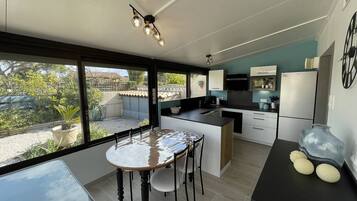 Fridge, microwave, stovetop, dishwasher