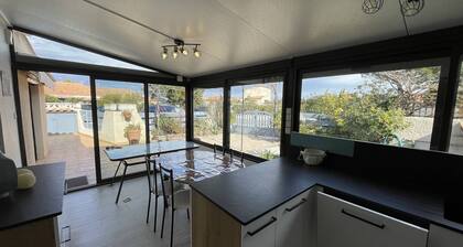 Charmante Villa T3 Climatisée avec Véranda, Terrasse et Jardinet - Proche Plage et Commerces