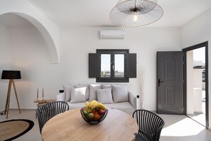 Suite, 1 slaapkamer (Avra) | Woonruimte | Een 42-inch smart-tv met satellietzenders, televisie en een open haard