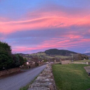 Property grounds - Quiet 2 bedroom cottage with a beautiful view of Loch Ness (Drumnadrochit)