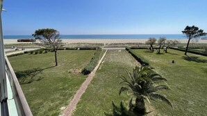 A view of a beach with a clear sky, a pathway, and some trees. - Beachfront Apartment, Ocean View, 2 Rooms, 5 Guests, Secure Parking, Pets Welcome (Saint-Cyprien)