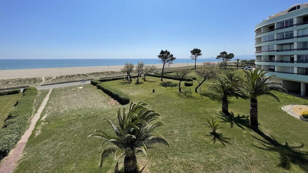 A hotel with a view of the beach and ocean. - Beachfront Apartment, Ocean View, 2 Rooms, 5 Guests, Secure Parking, Pets Welcome (Saint-Cyprien)