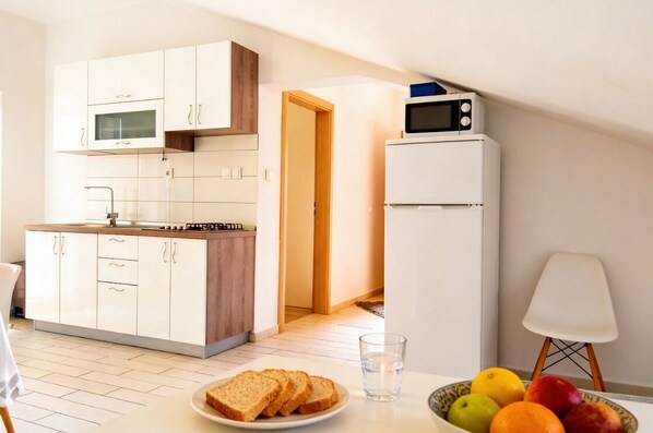 Refrigerador, utensilios de cocina y comedor