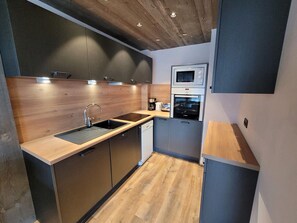 Jääkaappi, mikroaaltouuni, uuni, astianpesukone