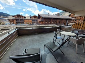 Outdoor dining - Cozy apartment in Les Gets, 4 ppl, ski-in/ski-out with parking (Les Gets)