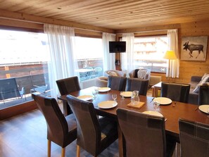 Dining - Renovated apartment at ski slopes with parking and wifi, 3 bedrooms (Les Gets)