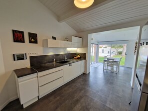 Jääkaappi, mikroaaltouuni, uuni, liesi