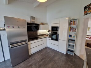 Kylskåp, mikrovågsugn, ugn och spishäll