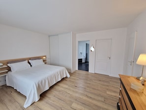 3 bedrooms, free WiFi - Coastal Villa in Angoulins with Pool, Close to La Rochelle & Beaches, Sleeps 6 (Angoulins)