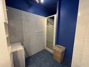 Bathroom - Spacious 3-Room Apt, Sleeps 6, Renovated, Near Beach & Port, Private Parking (Saint-Cyprien)