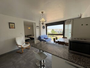 Interior - Spacious 3-Room Apt, Sleeps 6, Renovated, Near Beach & Port, Private Parking (Saint-Cyprien)