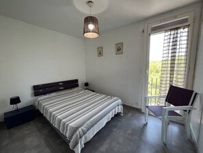 2 bedrooms - Spacious 3-Room Apt, Sleeps 6, Renovated, Near Beach & Port, Private Parking (Saint-Cyprien)