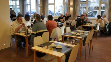 Petit déjeuner buffet (22 EUR par personne)
