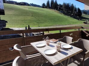 Outdoor dining - Renovated 3-star apartment in Les Gets, at the slopes, parking and wifi inclusive, for 8 pax (Les Gets)