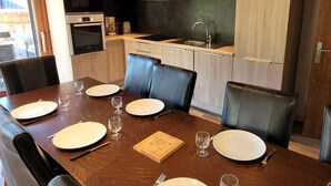 A modern kitchen with wooden cabinets, a built-in oven, and a sink. - Renovated 3-star apartment in Les Gets, at the slopes, parking and wifi inclusive, for 8 pax (Les Gets)